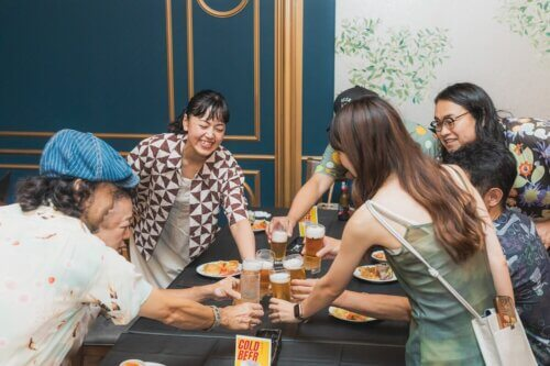 ビアラウンジでの乾杯シーン