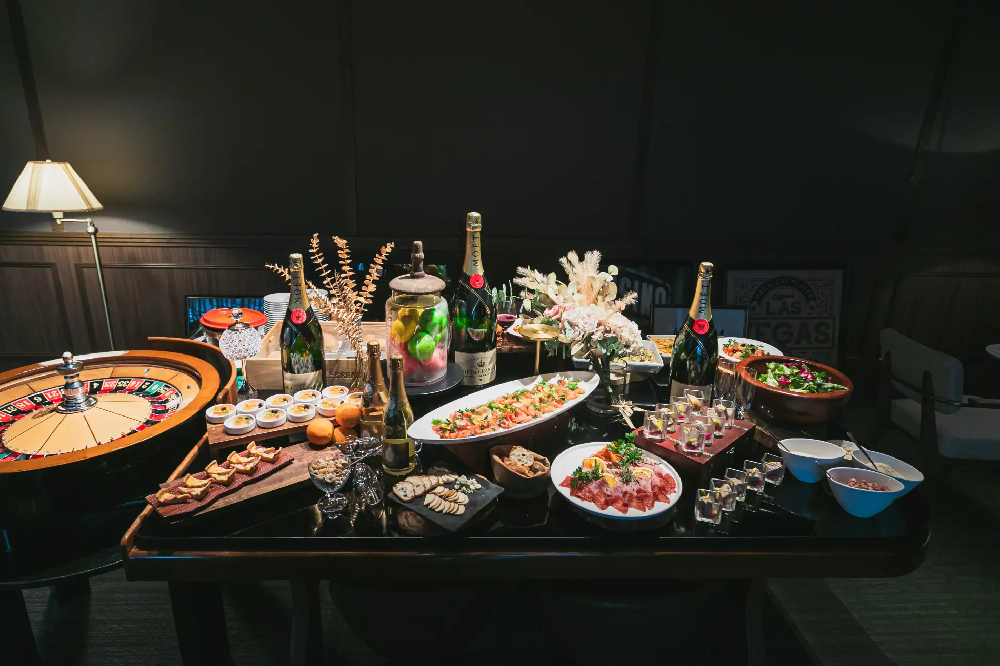 豪華な料理とシャンパンが並ぶビアラウンジのテーブル